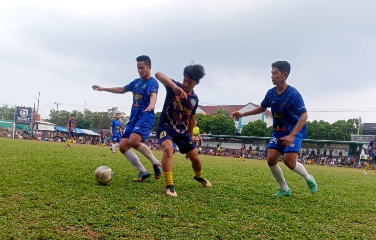 Pemain Salak Putih, M Robi (kiri) berduel dengan pemain Denis FC, Wage (tengah).(Ist).