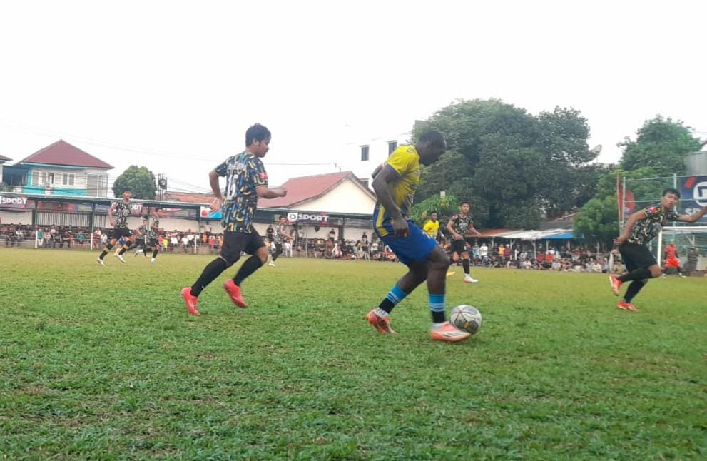 Gelandang Asing Forkabi Tangsel, Basile Onambele mencoba melewati pemain Fortuda.(Ist)