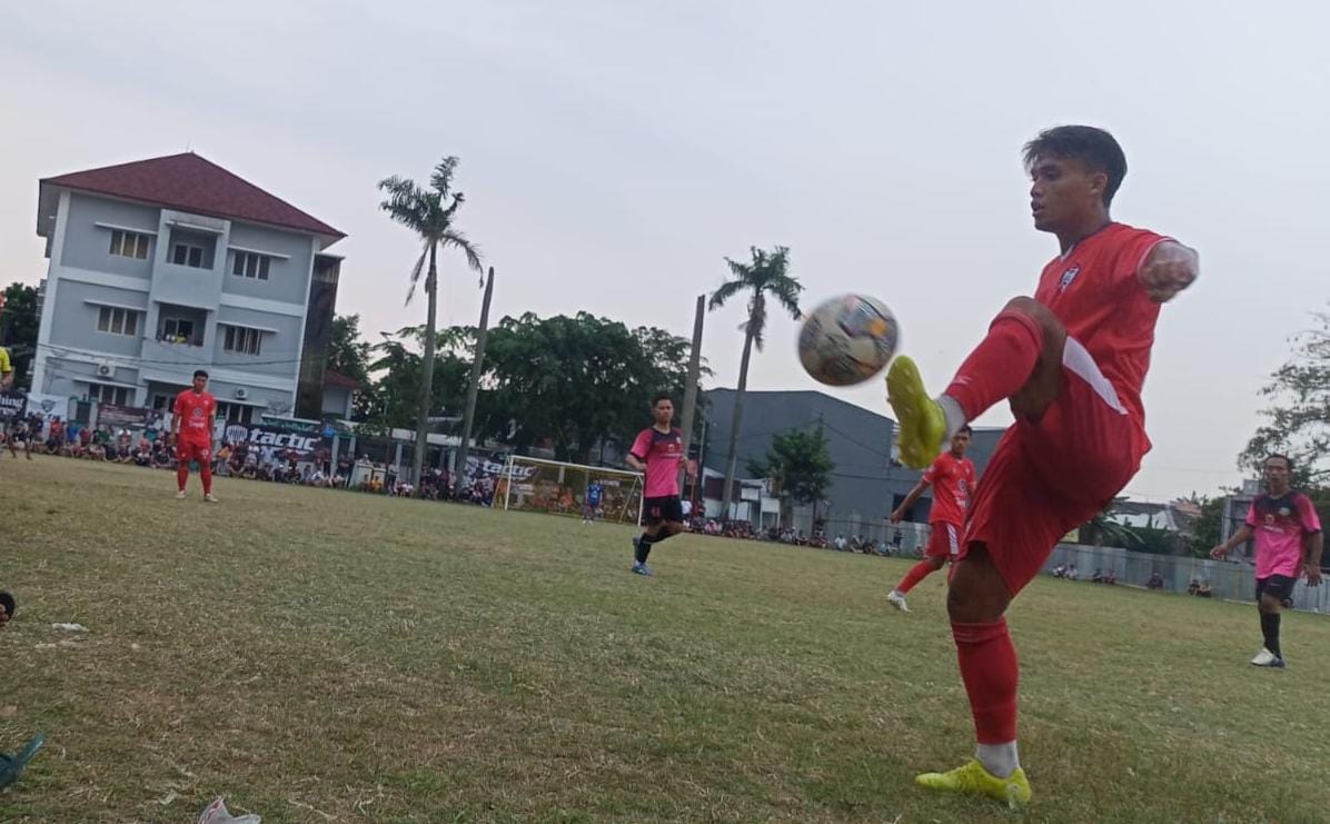 Pemain Golok Setan, Deny Arwin mengontrol bola.(Ist)