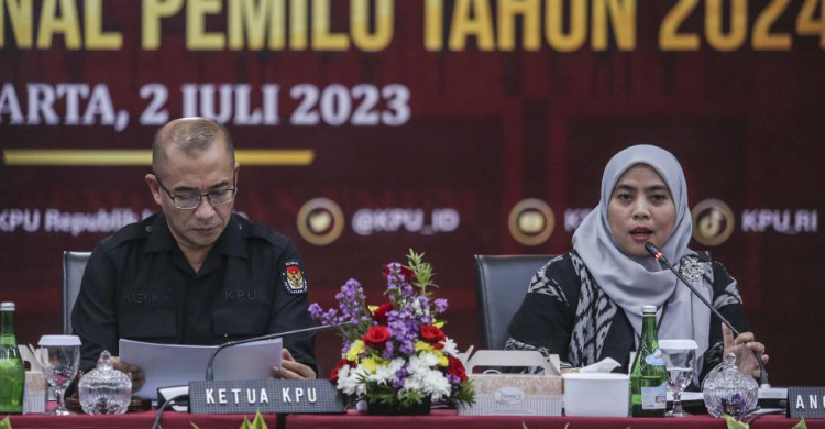 Hanya 304 Pekerja Dari 16 Ribu Masuk DPT Ketua KPU Hasyim Asyari bersama anggota KPU Betty Epsilon Idroos (kanan) saat rapat pleno terbuka rekapitulasi Daftar Pemilih Tetap )DPT) Pemilu 2024 di Kantor KPU, Jakarta, Minggu (2/7). Foto: Ist
