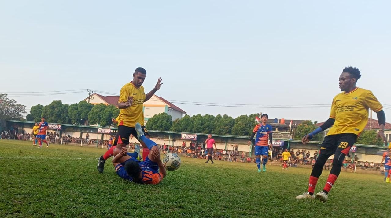 Bek Arkha Mandiri, Makariu merebut bola dari penguasaan pemain Porgam yang terjatuh.(Ist)