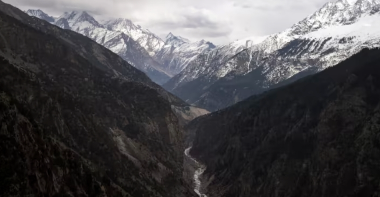 Sungai Sutlej mengalir di lembah bersalju di distrik Kinnaur, negara bagian Himalaya Himachal Pradesh, India, 13 Maret 2023. Foto: AP via CNA