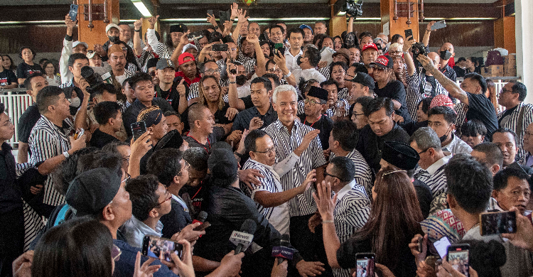 Capres Ganjar Pranowo bersama para pendukungnya di Gedung Serbaguna Senayan. Foto : Ist