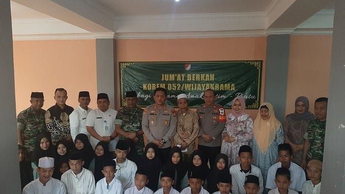 Korem 052/Wijayakrama santunan, memberikan bingkisan dan dukungan moril diberikan kepada puluhan anak yang ada di Pesantren dan Panti Asuhan Nurul Ihsan, Kecamatan Setu, Jumat (28/7).