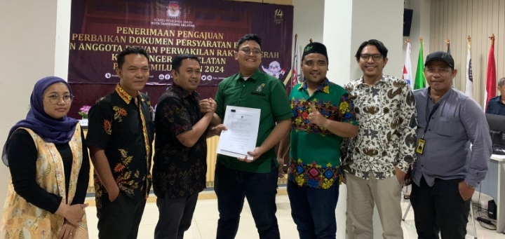 TERIMA BERKAS-KPU Kota Tangsel menerima berkas perbaikan Bacaleg DPC PKB Kota Tangsel, di kantor KPU Kota Tangsel, Setu, Sabtu (8/7). Foto : Idral