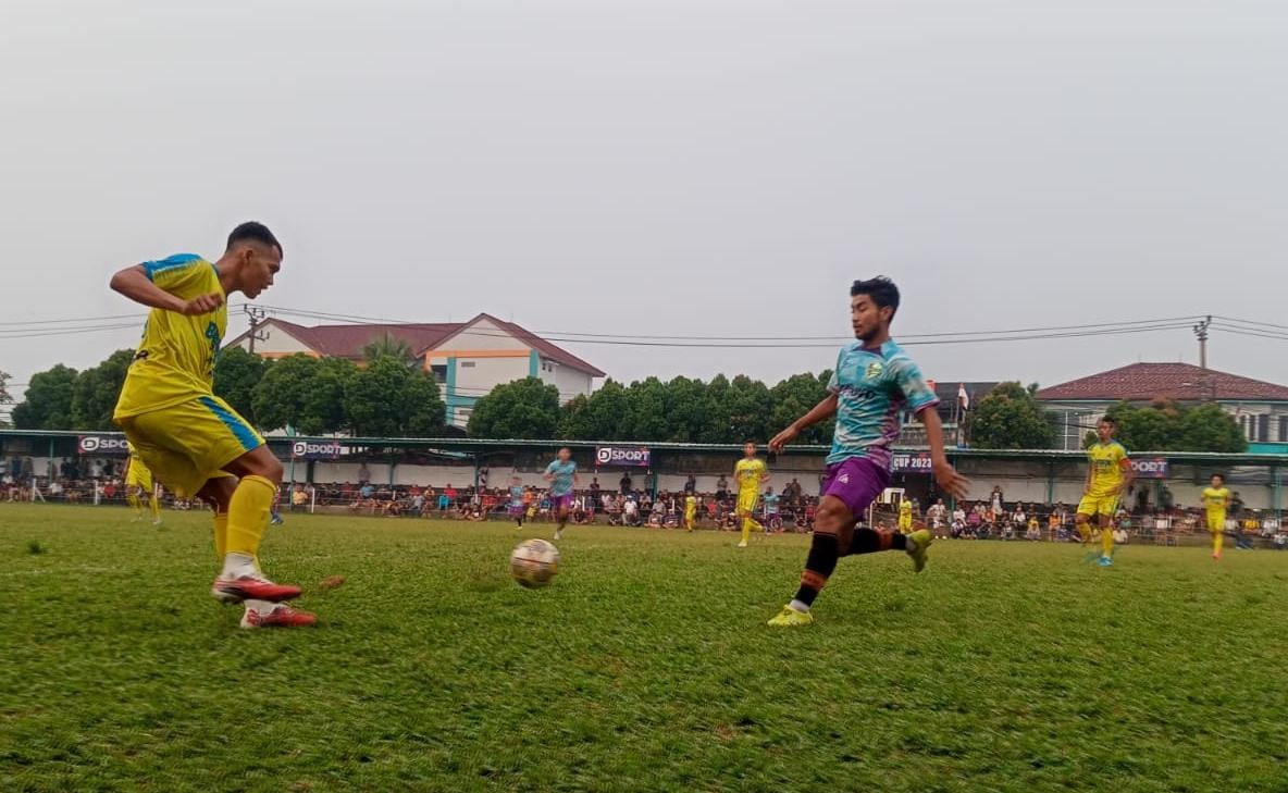 Pemain Dejan, Reza Ja'ul (kanan) berebut bola dengan pemain Beringin Serut.(Ist).