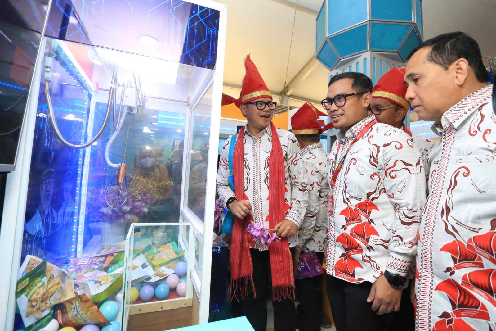 Bima Arya kepincut dengan sederet tampilan produk-produk berkualitas asal Tangsel. (Ist)