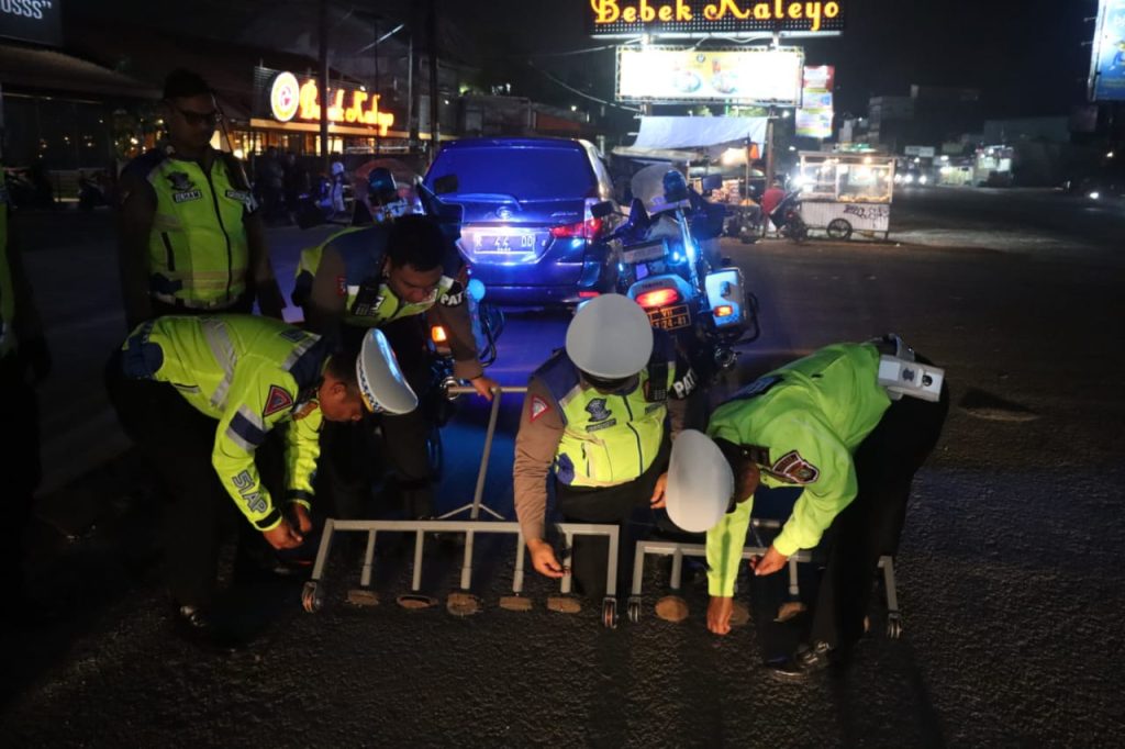 Caption : Polisi saat menyisir ranjau paku. (Foto : Humas Polres Tangsel/ist)