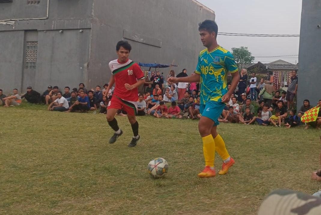 Amri Alamsyah (hadapi bola) turut membela Persiba.(Ist)