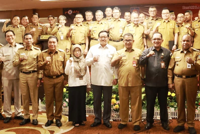 Pj Gubernur Banten Al Muktabar (no 3 depan) saat mengikuti Rakor yang diselenggarakan Kemendagri. Foto : Humas Pemprov