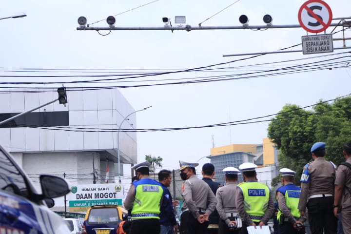 Kamera ETLE yang baru terpasang di Jalan Daan Mogot Tangerang. Ke depannya, akan ada tiga titik lagi dipasangi.(ist)