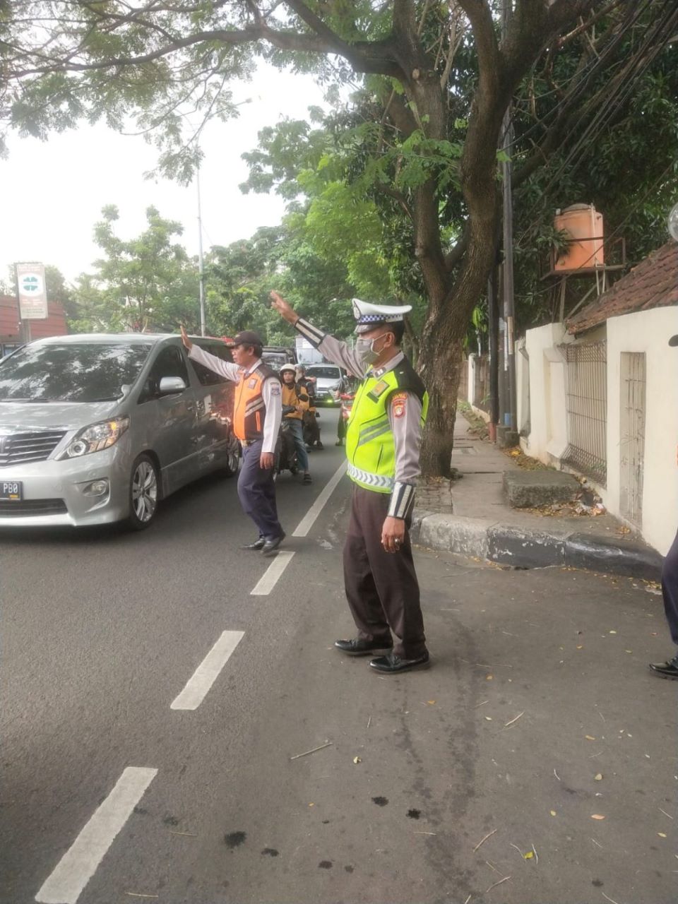 Personel unit Lantas Polsek Ciputat Timur, ikut turun mengurai kemacetan di wilayah Jalan Ir Djuanda, Ciputat.(dra)