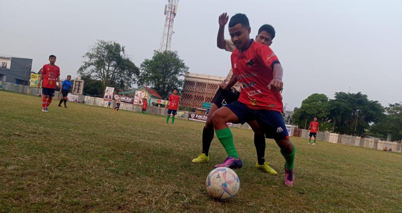 Pemain Ponser (kostum merah) dikawal pemain Ponram.(Foto: red/tangselpos.id).