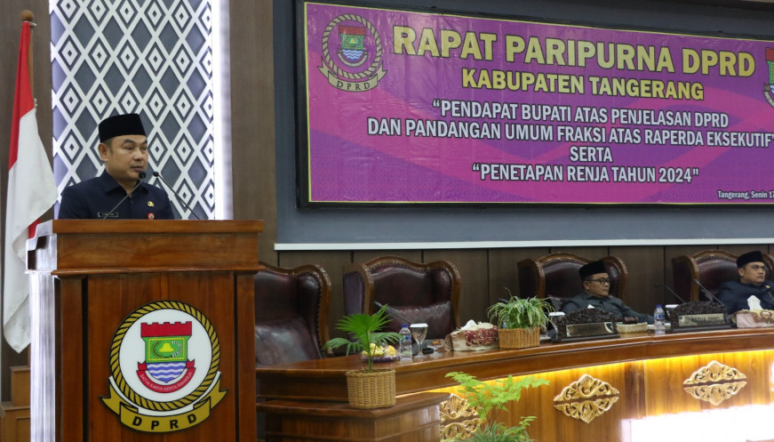 Wakil Bupati (Wabup) Tangerang, Mad Romli tampak  membacakan sambutan Bupati saat rapat paripurna di Gedung Dewan Perwakilan Rakyat Daerah (DPRD) setempat pada Senin (17/7).