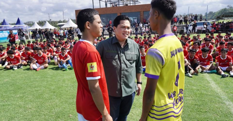 Ketum PSSI saat memantau seleksi pemain U-17 di Bali. Foto : Ist