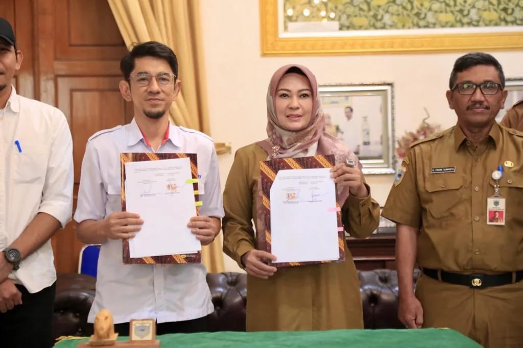 Bupati Pandeglang, Irna Narulita serah SPAM KSPN Tanjunglesung bersama Kepala Balai Prasarana Permukiman Wilayah Banten, M. Yoza Habibie di Ruang Garuda Pendopo Pandeglang, Senin (31/7/2023).(Istimewa)