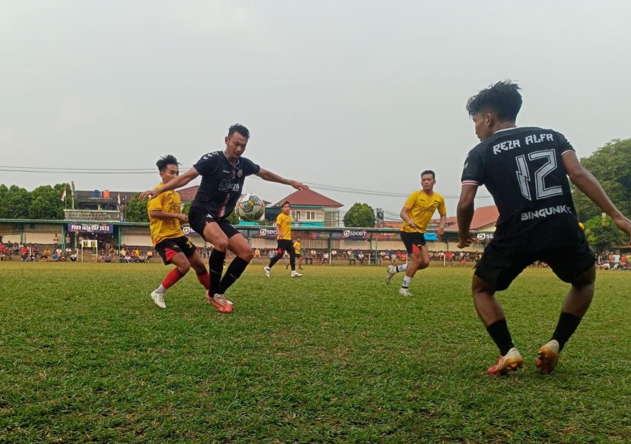 Striker Bingunk FC, Yasril berusaha mengontrol bola.(Ist)