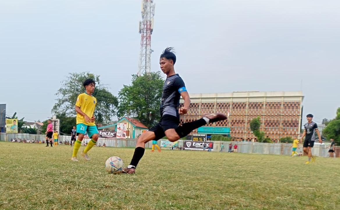 Kapten Altaf FC, Farhan menendang bola dari lini pertahanan timnya.(Foto: Red/tangsel pos.id).