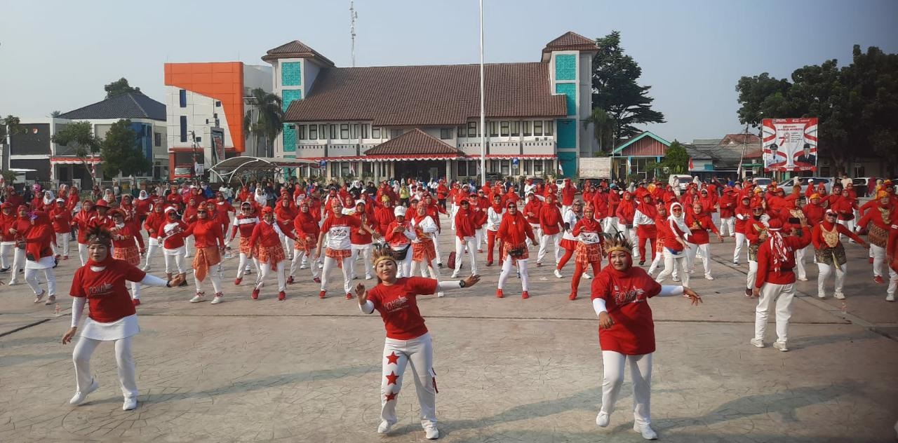 Ratusan peserta senam Poco-poco di Alun-alun Pamulang dalam rangka memeriahkan HUT RI ke-78.(dra)