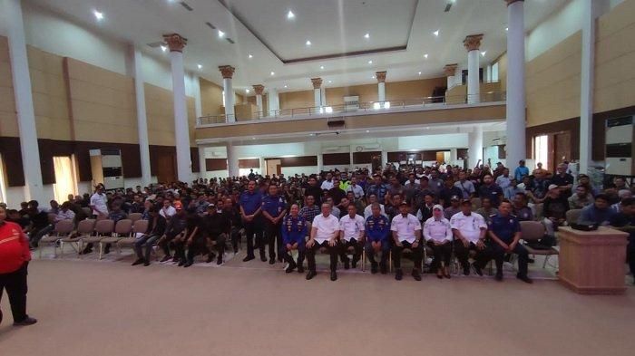 Dinas Pemadam Kebakaran dan Penyelamatan Kota Tangsel melantik ratusan relawan Damkar di Serpong Utara, Rabu (9/8).(dra)