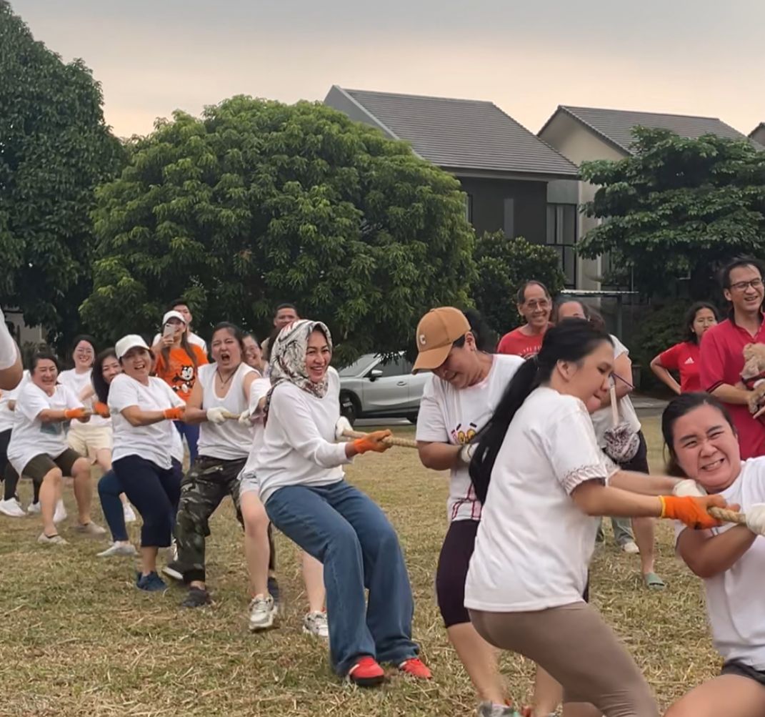 Airin Rachmi Diany saat mengikuti lomba tarik tambang di Narada, Serpong Utara, Kamis (17/8). Foto : Ist