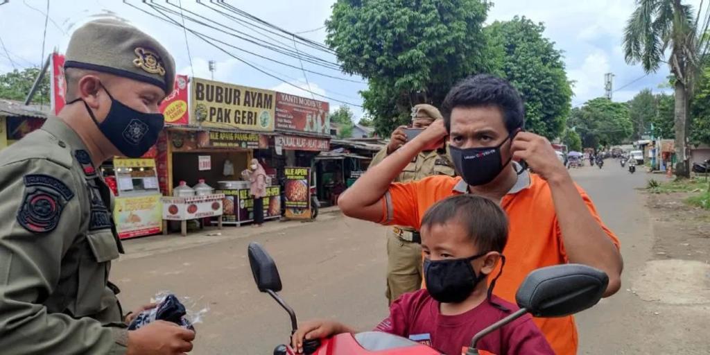 Satpol PP meminta warga menggunakan masker saat berada di luar rumah. Hal itu lantaran adany adugaan udara buruk di Kota Tangsel.(dra)