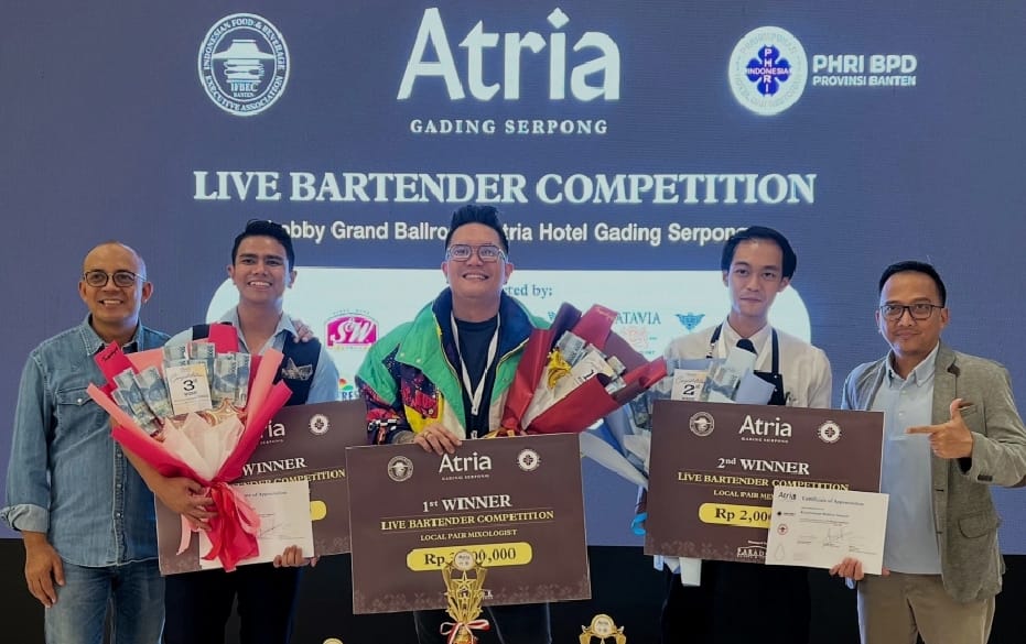 Pemenang Live Bartender Competition di Dampingi Oleh Wahyono, General Manager Atria Hotel & Residences Gading Serpong & Andri, Profesional Hotelier dan Salah Satu Juri dari Acara Tersebut. (tangselpos.id/rmn)