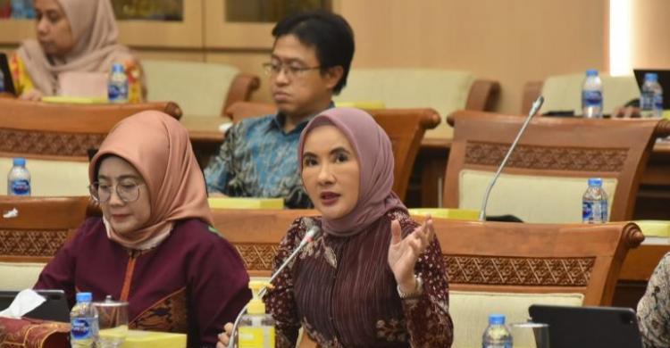 Direktur Utama Pertamina Nicke Widyawati saat rapat dengan Komisi VII DPR. Foto : Ist