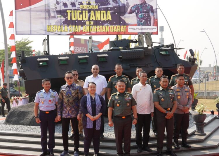 KASAD Jenderal Dudung Abdurachman (no 4 depan) dan Bupati Tangerang Zaki Iskandar (baju putih pendek) pada peresmian monumen Anoa. Foto : Ist