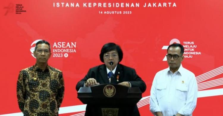 Menteri LHK Siti Nurbaya (tengah), Menhub Budi Karya Sumadi (kanan) dan Pj Gubernur DKI Jakarta Heru Budi Hartono, usai Rapat Terbatas Peningkatan Kualitas Udara di Kawasan Jabodetabek, di Istana Kepresidenan Jakarta, Senin (14/8). Foto: Ist