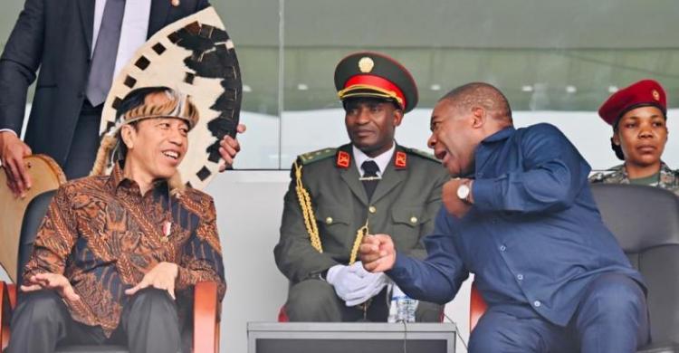 Presiden Jokowi bersama Presiden Mozambik Filipe Nyusi berbincang sambil tertawa bersama saat menyaksikan National Festival of Culture Mozambik, di Lapangan Asosiasi Red Bulls, Maputo, Mozambik, Rabu (23/8). Foto: Setpres