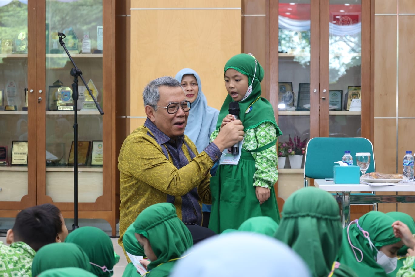 Kunjungan ratusan murid Taman Kanak-Kanak (TK) Al-Azhar Bintaro 17 di ruang display Kantor Walikota Tangsel,Ciputat, Kamis (3 / 8). (tangselpos.id/irm)