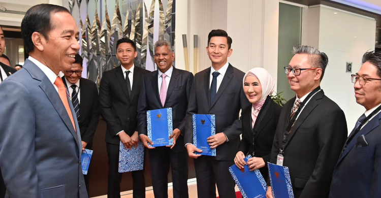 Delegasi Pertamina bersama Presiden Jokowi saat kunker di Kenya. Foto : Setpres