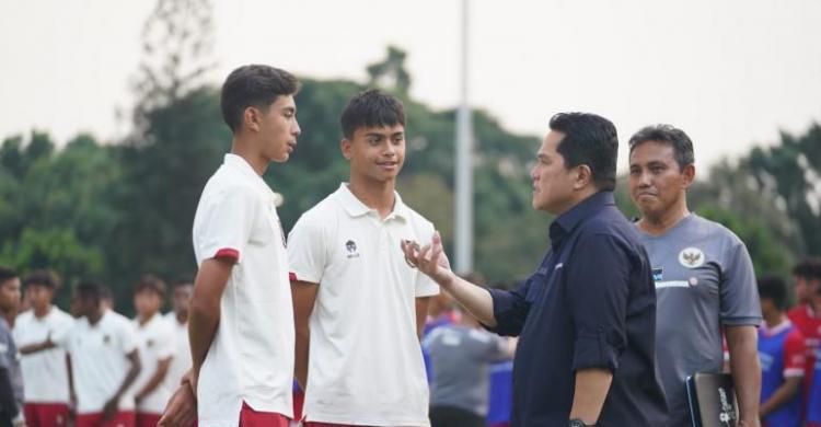 Ketum PSSI Erick Thohir dan Pelatih Bima Sakti saat meninjau latihan Timnas U-17. Foto : Ist