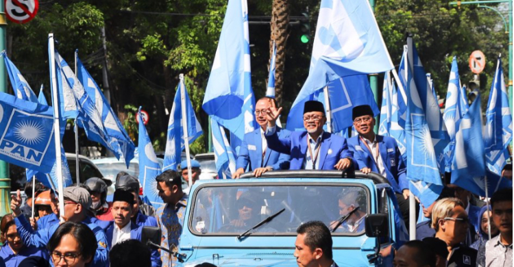 Ketum PAN Zulkifli Hasan saat menyapa simpatisan nya. Foto : Ist