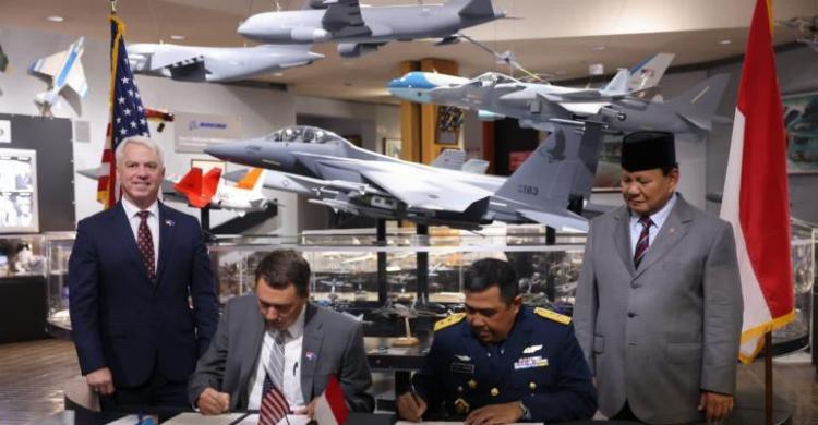 Menteri Pertahanan Menhan Prabowo Subianto menyaksikan penandatanganan MoU komitmen pembelian 24 Unit Pesawat Tempur F-15EX, di The Boeing Company, St. Louis, Missouri. Foto: Ist