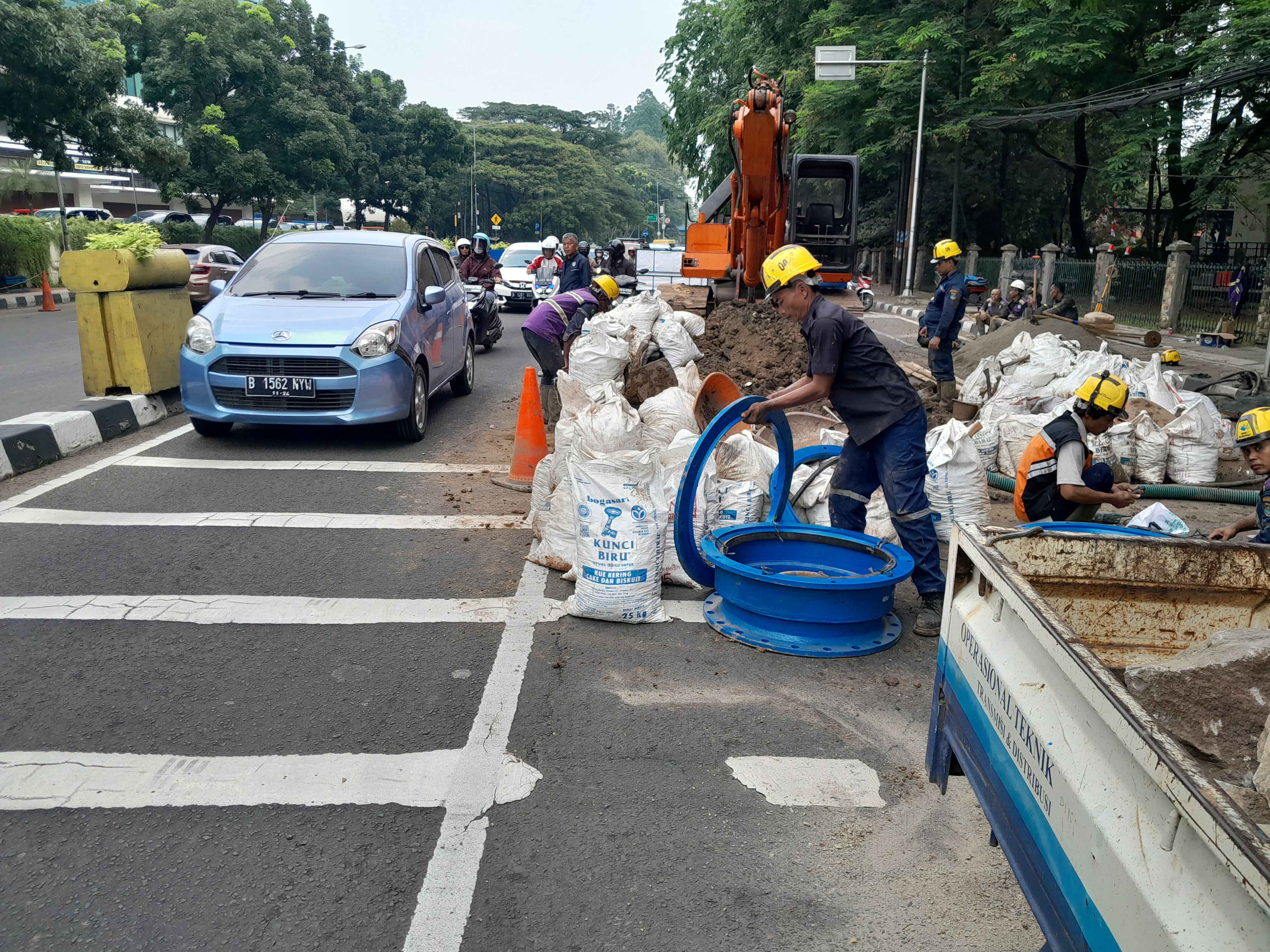 Kondisi Jalan Perintis Cikokol Tangerang yang nampak menyempit akibat dilakukan pembongkaran pipa PDAM.