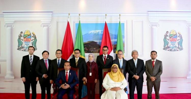 Presiden Jokowi berfoto bersama Presiden Tanzania Samia Suluhu didampingi jajaran direksi BUMN. Foto: Setpres