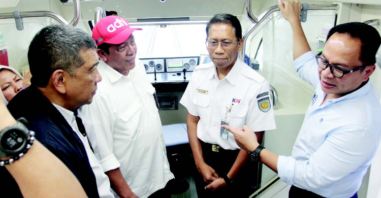 Dirut Rakyat Merdeka Grup Kiki Iswara (kiri) saat bersama rombongan Wamen BUMN berada diatas LRT. Foto : Ist