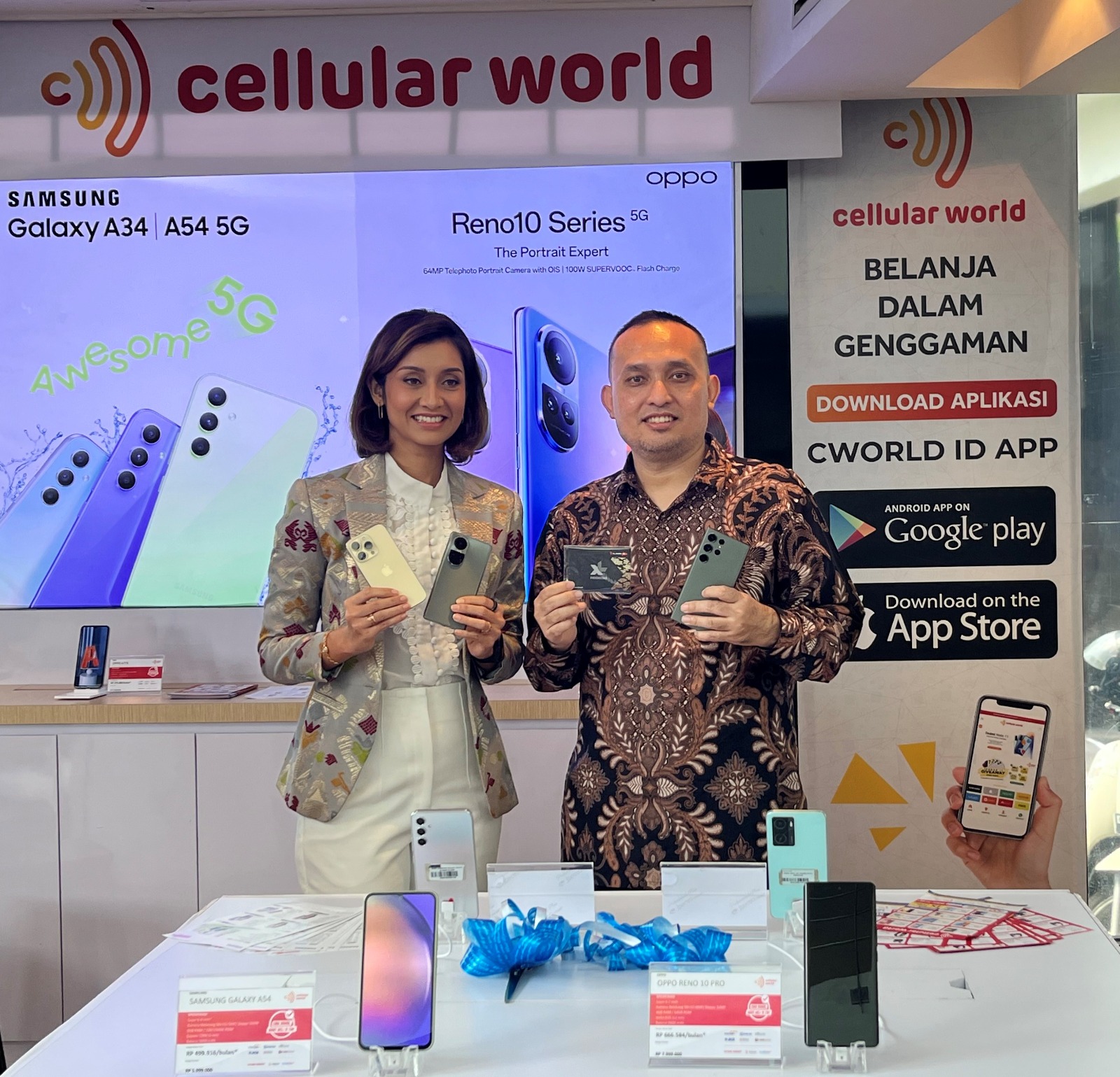 Direktur Cellular World, Malika Jiwaji dan Group Head Direct Channel Management XL Axiata, Muhamad Novan Adilandy berfoto bersama pada peresmian penambahan layanan di XL Center di Denpasar, Selasa (29/08). (Ist)