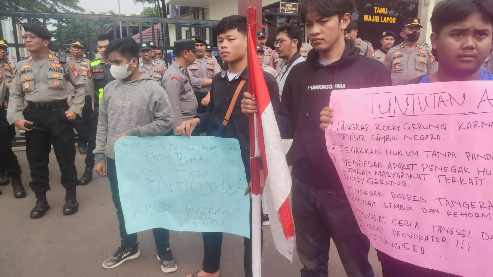 Puluhan mahasiswa menggelar aksi di depan Map[olres Tangsel, Rabu (2/8). Aksi tersebut menuntut agar polisi menangkap Rocky Gerung.(dra)