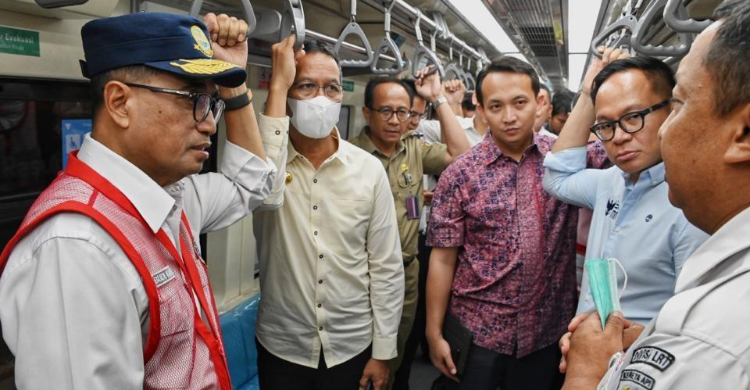 Menhub Budi Karya Sumadi saat berada di LRT. Foto : Ist