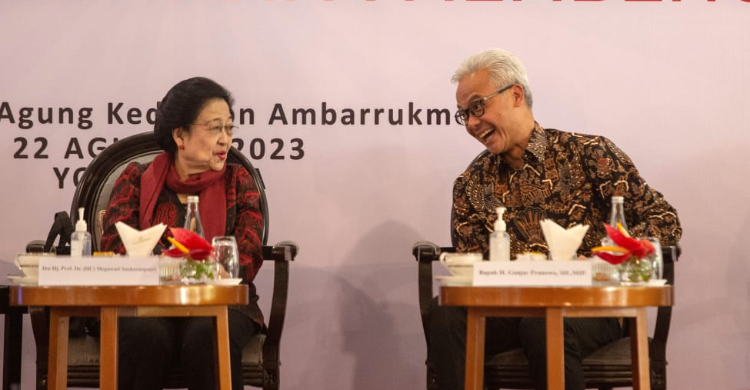 Ketua Umum PDIP Megawati Soekarnoputri bersama Capres PDIP Ganjar Pranowo, di Yogyakarta, Selasa (22/8). Foto: Ist