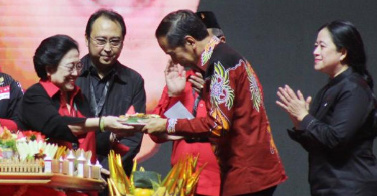 Ketua Umum PDIP Megawati Soekarnoputri memberikan potongan tumpeng kepada Presiden Jokowi, di HUT ke-50 PDIP, di JIExpo, Kemayoran, Jakarta, 10 Januari 2023. Foto : Setpres