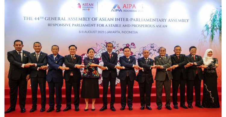 Presiden Jokowi bersama Ketua DPR Puan Maharan dan sejumlah ketua parlemen anggota ASEAN Inter-Parliamentary Assembly (AIPA), usai pembukaan Sidang Umum ke-44 AIPA. Foto : Ist