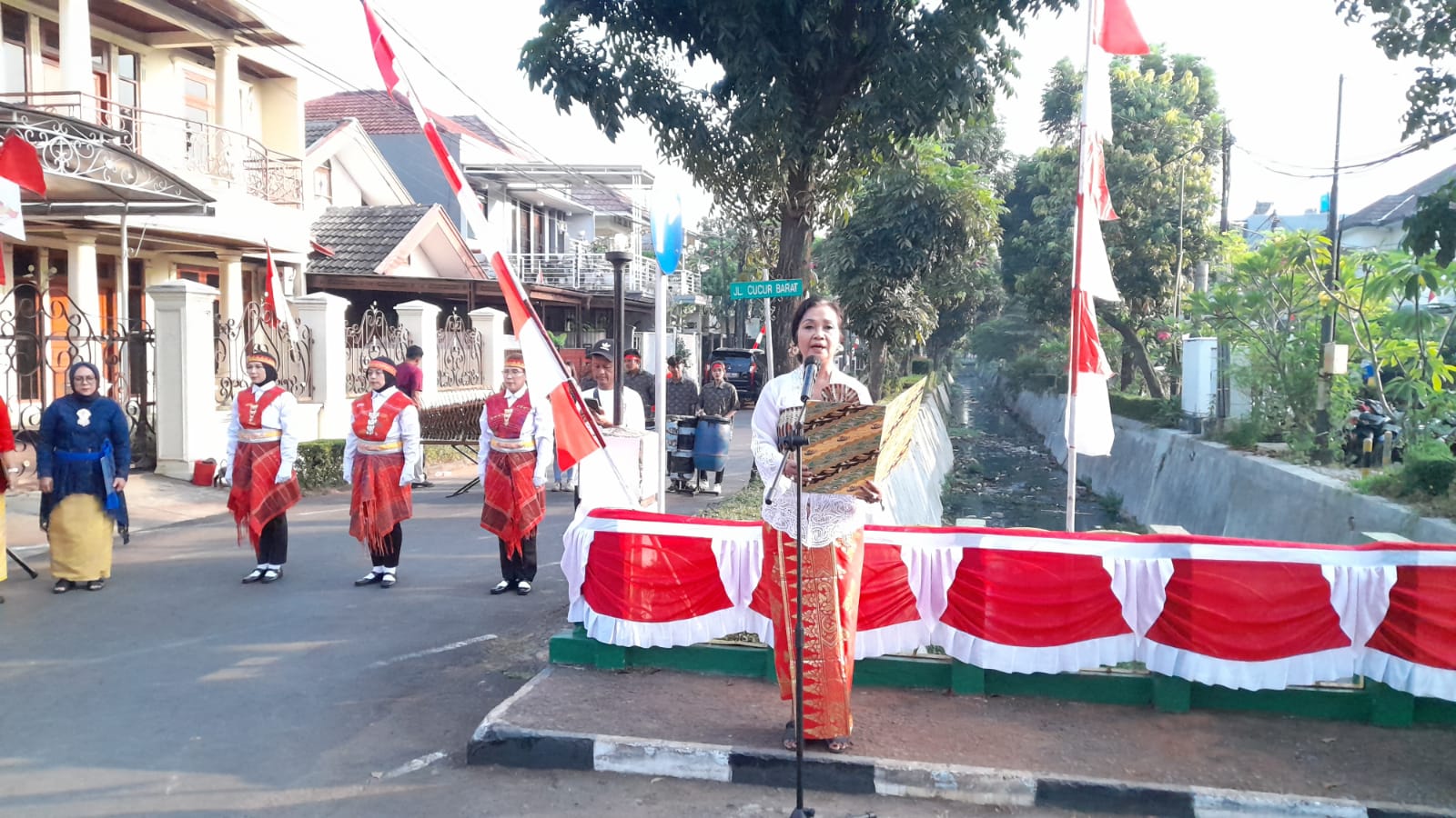 Detik-detik peringatan HUT ke 78 RI di RW 09 Bintaro Sektor lV Pondok Karya, Kecamatan Pondok Aren, Kamis (17/8) berlangsung khidmat.(dra)