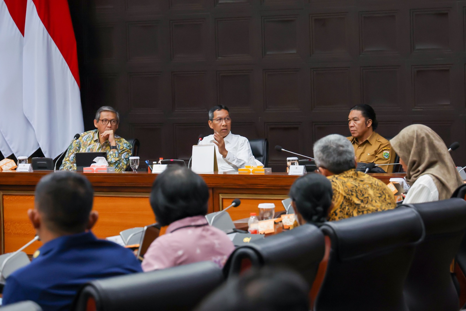 Pj Gubernur Banten Al Muktabar (baju coklat polas) saat mengikuti rakor di Gedung Sekneg, Jakarta. Foto : Ist