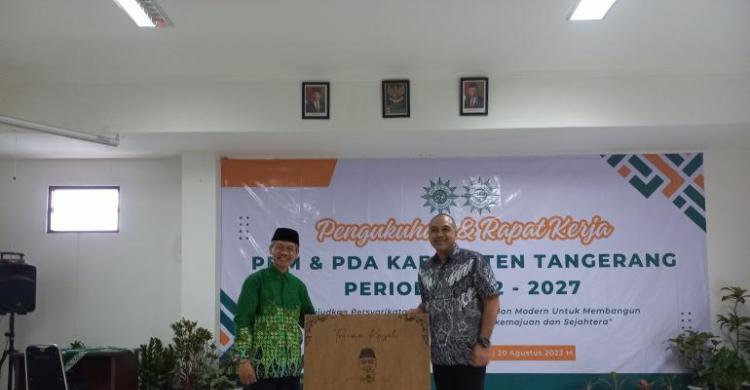 Bupati Tangerang Ahmed Zaki Iskandar (kanan) menerima dan Ketua Pimpinan Daerah Muhammadiyah Tangerang Suhardi. Foto : Ist