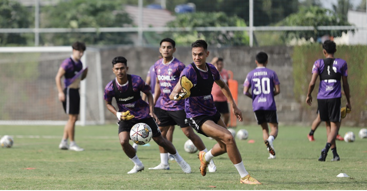 Skuad Persita saat menggelar latihan. Foto : Ist