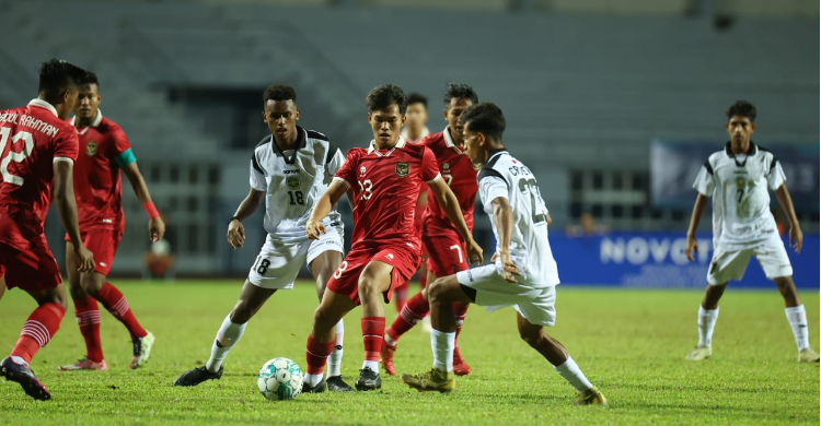 Laga Timnas U-23 (merah) versus Timnas Timor Leste. Foto : Ist